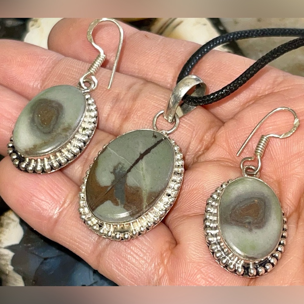 Dainty Picasso Pendant & Earrings Set